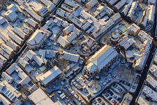 Vue aérienne de Marché de Noël autour de l'église Saint-Georges à Kandel dans le département Rhénanie-Palatinat, Allemagne