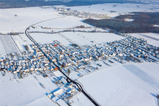 Vue aérienne de Village enneigé d'hiver - vue à Erlenbach bei Kandel dans le département Rhénanie-Palatinat, Allemagne