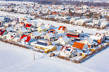 Vue aérienne de Zone de développement Brotäcker en hiver avec de la neige à Steinweiler dans le département Rhénanie-Palatinat, Allemagne