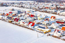 Vue aérienne de Zone de développement Brotäcker en hiver avec de la neige à Steinweiler dans le département Rhénanie-Palatinat, Allemagne