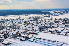 Vue aérienne de Vue du village en hiver avec de la neige à Minfeld dans le département Rhénanie-Palatinat, Allemagne