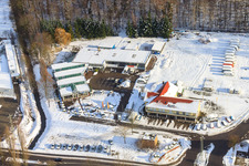 Vue aérienne de Auto Bohlender GmbH & Co.KG Auto Bohlender GmbH & Co.KG dans la neige en hiver à Kandel dans le département Rhénanie-Palatinat, Allemagne