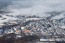 Vue aérienne de Vue hivernale enneigée des rues et des maisons des quartiers résidentiels à le quartier Neulauterburg in Lauterbourg dans le département Bas Rhin, France