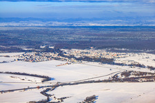 Vue d'ensemble des deux villages séparés par la rivière Lauter Scheibenhard (France) et de Scheibenhardt (Allemagne) depuis le sud-est en hiver, sous la neige. à Scheibenhard dans le département Bas Rhin, France
