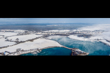 Vue aérienne de Panorama en perspective hivernal enneigé derrière les étangs de carrière à le quartier Neulauterburg in Lauterbourg dans le département Bas Rhin, France