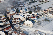 Vue aérienne de Église protestante de Wintzenbach recouverte de neige en hiver à Wintzenbach dans le département Bas Rhin, France