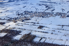 Vue aérienne de Vue du village depuis le sud sous la neige en hiver à Kapsweyer dans le département Rhénanie-Palatinat, Allemagne