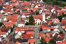 Vue aérienne de Église à le quartier Neuburg in Neuburg am Rhein dans le département Rhénanie-Palatinat, Allemagne