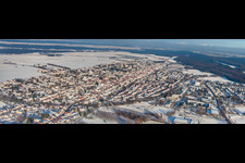 Vue aérienne de Vue de la ville depuis l'ouest sous la neige en hiver à Kandel dans le département Rhénanie-Palatinat, Allemagne