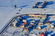Vue aérienne de Nouvelle zone de développement An Höhenweg dans la neige en hiver à Kandel dans le département Rhénanie-Palatinat, Allemagne