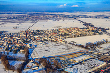 Vue aérienne de Nouvelle zone de développement sur le Höchst en cours de développement pendant la neige en hiver à Rohrbach dans le département Rhénanie-Palatinat, Allemagne