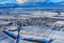 Vue aérienne de Vue du village depuis le sud-est sous la neige en hiver à Impflingen dans le département Rhénanie-Palatinat, Allemagne