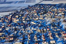 Vue aérienne de Bruchgasse sous la neige en hiver à Impflingen dans le département Rhénanie-Palatinat, Allemagne