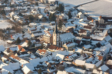 Vue aérienne de Église évangélique hivernale et enneigée dans le vieux centre-ville du centre-ville à le quartier Mörzheim in Landau in der Pfalz dans le département Rhénanie-Palatinat, Allemagne