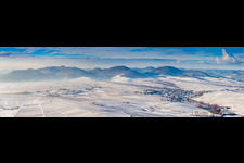 Vue aérienne de Panorama de la forêt enneigée d'hiver et du paysage montagneux du Haardtrand de la forêt du Palatinat à le quartier Ilbesheim in Ilbesheim bei Landau in der Pfalz dans le département Rhénanie-Palatinat, Allemagne