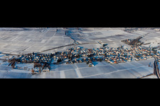 Vue aérienne de Panorama des champs agricoles et des terres agricoles enneigés en hiver à le quartier Wollmesheim in Landau in der Pfalz dans le département Rhénanie-Palatinat, Allemagne