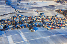 Vue oblique de Dans la neige en hiver à le quartier Mörzheim in Landau in der Pfalz dans le département Rhénanie-Palatinat, Allemagne