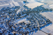 Vue aérienne de Vue du village depuis le nord sous la neige en hiver à le quartier Mörzheim in Landau in der Pfalz dans le département Rhénanie-Palatinat, Allemagne