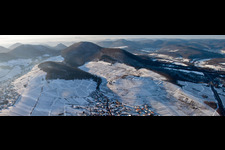 Vue aérienne de Villes viticoles du Palatinat Birkweiler et Ranschbach devant les vignobles blancs et enneigés au pied du Hohenberg et du Trifels dans le paysage montagneux du Palatinat à Ranschbach à Birkweiler dans le département Rhénanie-Palatinat, Allemagne