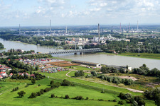 Vue aérienne de Ouvrages de ponts fluviaux sur la route fédérale 10 et le chemin de fer régional sur le Rhin entre Karlsruhe Maxau et Wörth am Rhein à le quartier Maximiliansau in Wörth am Rhein dans le département Rhénanie-Palatinat, Allemagne