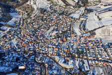 Vue aérienne de Vue de la ville depuis le sud sous la neige en hiver à Albersweiler dans le département Rhénanie-Palatinat, Allemagne