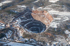 Vue aérienne de Carrière pour l'extraction et l'extraction de basalte en hiver de la Basalt-Actien-Gesellschaft à Albersweiler dans le département Rhénanie-Palatinat, Allemagne