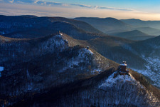 Vue aérienne de Les 4 châteaux Trifels, Anebos, Jungturm et Münz sous la neige à Annweiler am Trifels dans le département Rhénanie-Palatinat, Allemagne