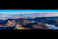 Vue aérienne de Panorama de la lisière de la forêt du Palatinat depuis le nord-est sous la neige en hiver à Waldrohrbach dans le département Rhénanie-Palatinat, Allemagne