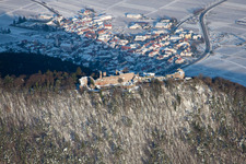 Vue oblique de Ruines et vestiges des murs de l'ancien complexe du château de Madenburg à Eschbach dans le département Rhénanie-Palatinat, Allemagne