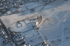 Vue aérienne de Chapelle Dionysius en hiver à le quartier Gleiszellen in Gleiszellen-Gleishorbach dans le département Rhénanie-Palatinat, Allemagne