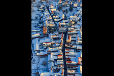Vue aérienne de Protestation. Église et Wassergassse x rue principale supérieure en hiver avec de la neige à le quartier Kapellen in Kapellen-Drusweiler dans le département Rhénanie-Palatinat, Allemagne