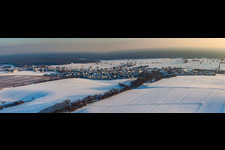 Vue aérienne de Vue du village sous la neige en hiver depuis le nord-ouest à Freckenfeld dans le département Rhénanie-Palatinat, Allemagne