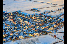 Vue aérienne de Holzgasse dans la lumière du soir avec de la neige en hiver à Minfeld dans le département Rhénanie-Palatinat, Allemagne