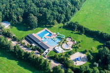 Piscine forestière à Kandel dans le département Rhénanie-Palatinat, Allemagne hors des airs