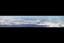 Vue aérienne de Panorama de la ville enneigée d'hiver du sud-ouest à le quartier Maximiliansau in Wörth am Rhein dans le département Rhénanie-Palatinat, Allemagne