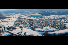 Vue aérienne de Panorama enneigé d'hiver - vue locale en perspective des rues et des maisons des quartiers résidentiels à Hagenbach dans le département Rhénanie-Palatinat, Allemagne