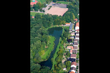 Vue aérienne de Zones riveraines de la zone du lac de la police Weier avec terrains de club de pêche à Kandel dans le département Rhénanie-Palatinat, Allemagne