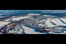 Vue du village sous la neige en hiver depuis l'ouest à le quartier Neuburg in Neuburg am Rhein dans le département Rhénanie-Palatinat, Allemagne d'en haut