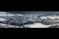Vue aérienne de Panorama enneigé en hiver de la région et des environs (Palatinat) à Berg dans le département Rhénanie-Palatinat, Allemagne