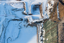 Vue aérienne de Zone enneigée en hiver de la décharge de Schaffhouse-près-Seltz à Schaffhouse-près-Seltz dans le département Bas Rhin, France