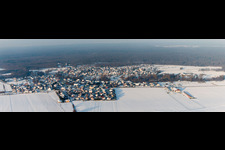 Vue aérienne de Panorama des champs agricoles et des terres agricoles enneigés en hiver à Scheibenhard dans le département Bas Rhin, France