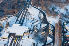 Vue aérienne de Aires de stationnement pour camions enneigées en hiver et stockage en plein air à l'ancien poste frontière de Lauterbourg, aujourd'hui le commissariat de police fédérale de Bienwald à Scheibenhard dans le département Bas Rhin, France