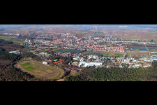 Vue aérienne de Perspective panoramique des terrains de sport de l'arène du stade de piste de sable et de trot Waldstadion (Palatinat) à le quartier Herxheim in Herxheim bei Landau dans le département Rhénanie-Palatinat, Allemagne