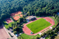Vue aérienne de Ensemble des installations du terrain de sport du Bienwaldstadion et du club de tennis à Kandel dans le département Rhénanie-Palatinat, Allemagne