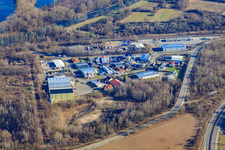 Vue aérienne de Zone commerciale dans l'ancienne douane à Lingenfeld dans le département Rhénanie-Palatinat, Allemagne