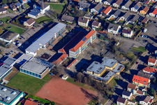 Vue aérienne de École primaire Lingenfeld, école secondaire plus Lingenfeld, piscine couverte du VG Lingenfeld et Goldberghalle à Lingenfeld dans le département Rhénanie-Palatinat, Allemagne