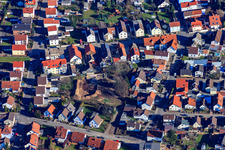 Vue aérienne de Marie-Juchacz-Straße et chantier de construction de l'école maternelle catholique à Lingenfeld dans le département Rhénanie-Palatinat, Allemagne