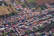 Vue aérienne de Rue principale à Lingenfeld dans le département Rhénanie-Palatinat, Allemagne
