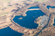 Vue aérienne de Caravanes et tentes - camping - et emplacement pour tentes au bord du lac de carrière à Lingenfeld dans le département Rhénanie-Palatinat, Allemagne
