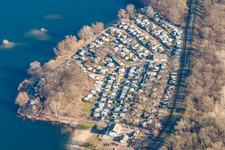 Vue aérienne de Caravanes et tentes - camping - et emplacement pour tentes au bord du lac de carrière à Lingenfeld dans le département Rhénanie-Palatinat, Allemagne